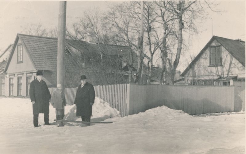 Foto. Kaks meest ja laps talvisel tänaval. 1931. Albumis HM 8466:1. Kuulunud kapten Harald Dampffile.