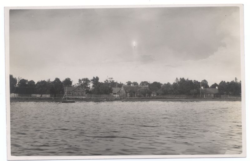 Foto. Vaade Õhtu kaldale lahelt. Albumis HM 8466:1. Kuulunud kapten Harald Dampffile.