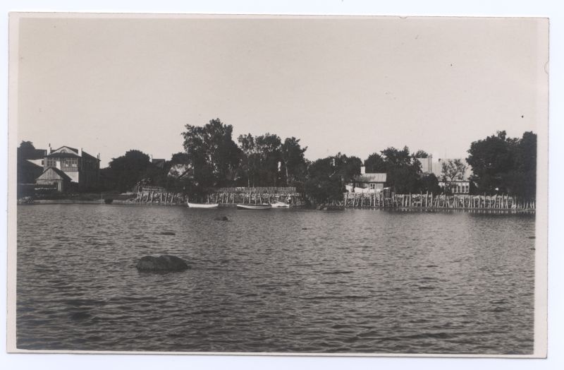 Foto. Vaade lahelt Õhtu kalda algusele.  Albumis HM 8466:1.Kuulunud kapten Harald Dampffile.