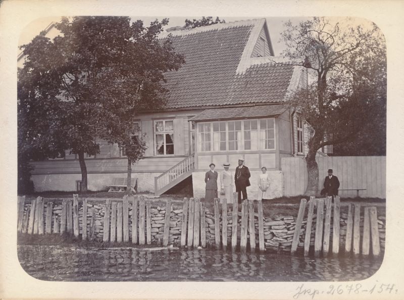 Fotopostkaart. Dampfi album. Maja Õhtu Kallas 5 u 1910. Vaade kalda äärest maja lõunapoolsele osale verandaga. Esiplaanil kivist ja puit