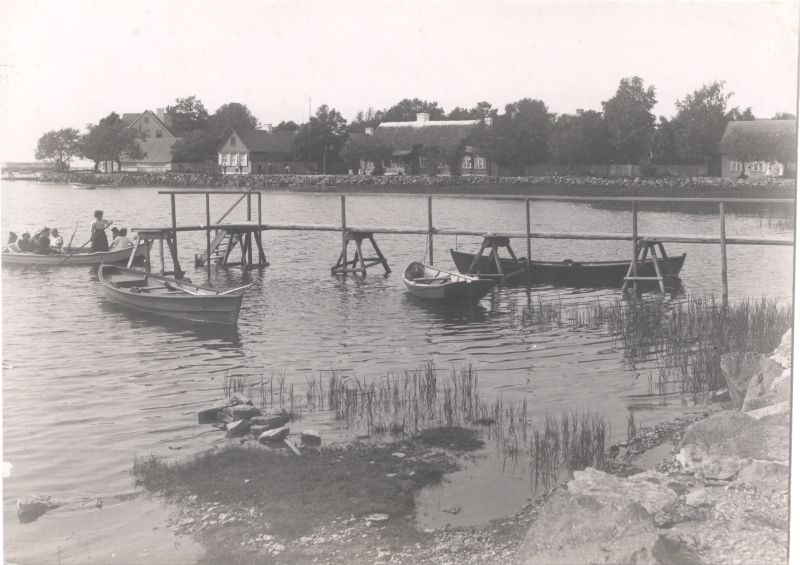 Foto. Haapsalu Õhtu kallas, paadisild ja seltskond sõudepaadis. 19/20. saj vahetus.
