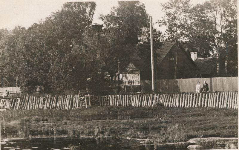Foto. Vaade Õhtu kalda kaldakindlustustele ja majale tänava alguses. 1930. Albumis HM 8466:1. Kuulunud kapten Harald Dampffile.