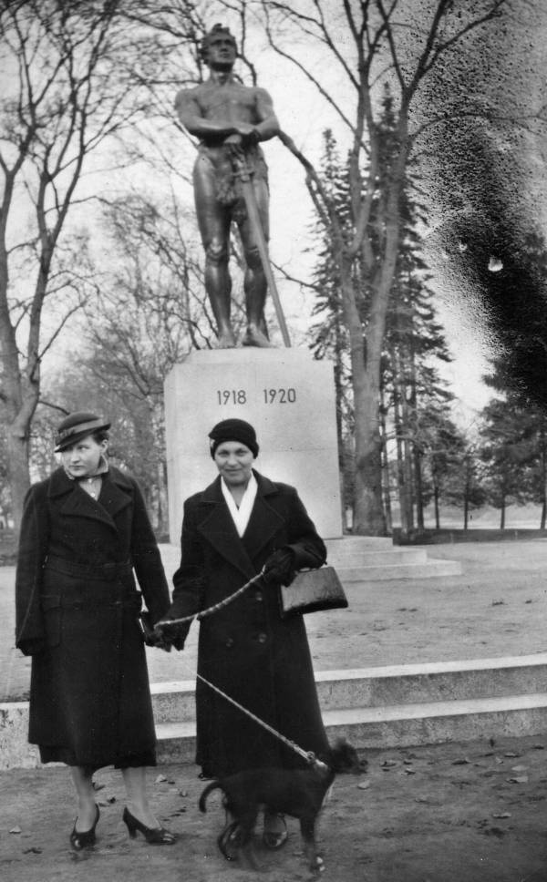 Vabadussõja mälestusmärk. Selle ees 2 naist koos koeraga. Tartu, 1935-1940.