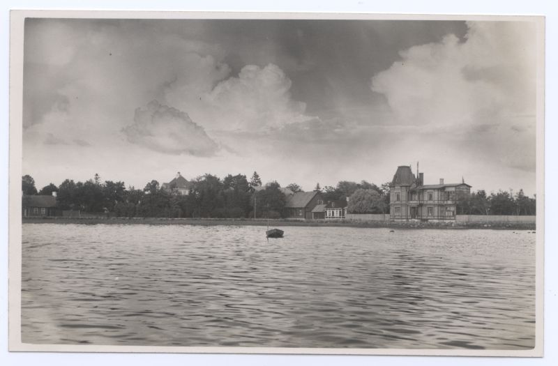 Foto. Vaade Õhtu kaldale lahelt. Albumis HM 8466:1. Kuulunud kapten Harald Dampffile.