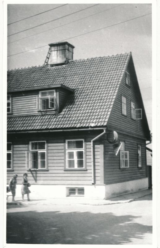 Foto. Maja Haapsalus, Karja 2 (pildistamis- ajal Võidu 2).  02.07.1980, Asta Veenpere.