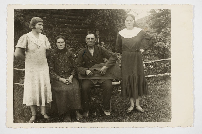 Donot Bull (sõimunimi Duhalski ja Selotka) naise ja kahe tütrega. Greeki k