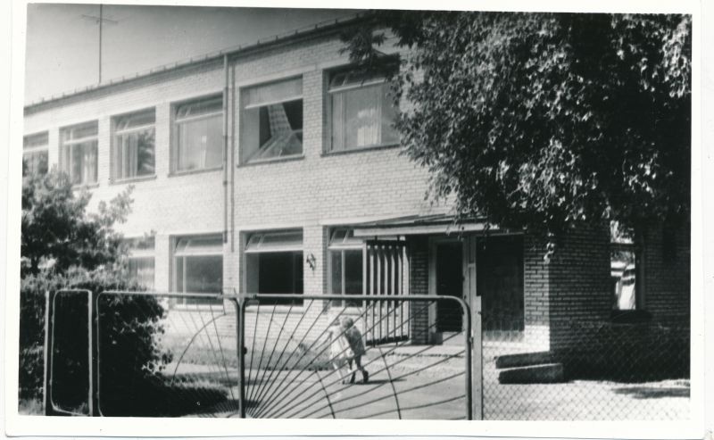 Foto. Maja Haapsalus, Haapsalu 2. Lastepäevakodu Wiedemanni 12 (pildistamise ajal Wiedemanni 24). Lasteaed Tõruke.  02.07.1980, Asta Veenpere.