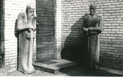 Foto. Eesti Vabadussõja mälestusmärgid - Vigala kiriku torniskulptuurid Läänemaa Muuseumi õuel. F: A. Veenpere. 02.07.1980.  similar photo