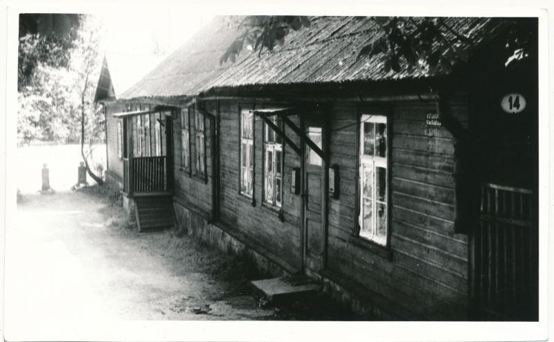 Foto. Maja Haapsalus, Suur-Mere 14 (pildistamise ajal Tšaikovski 14). 02.07.1980, Asta Veenpere.