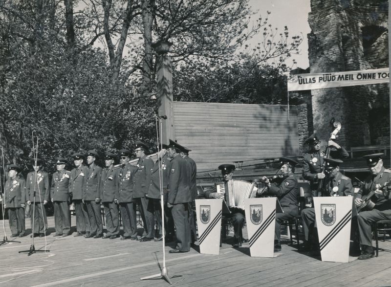 Foto. Sõjaveteranide ansambel Tungal esinemas linnuses Haapsalu laulupeol. 1978. Asub HM 8294 kogus.