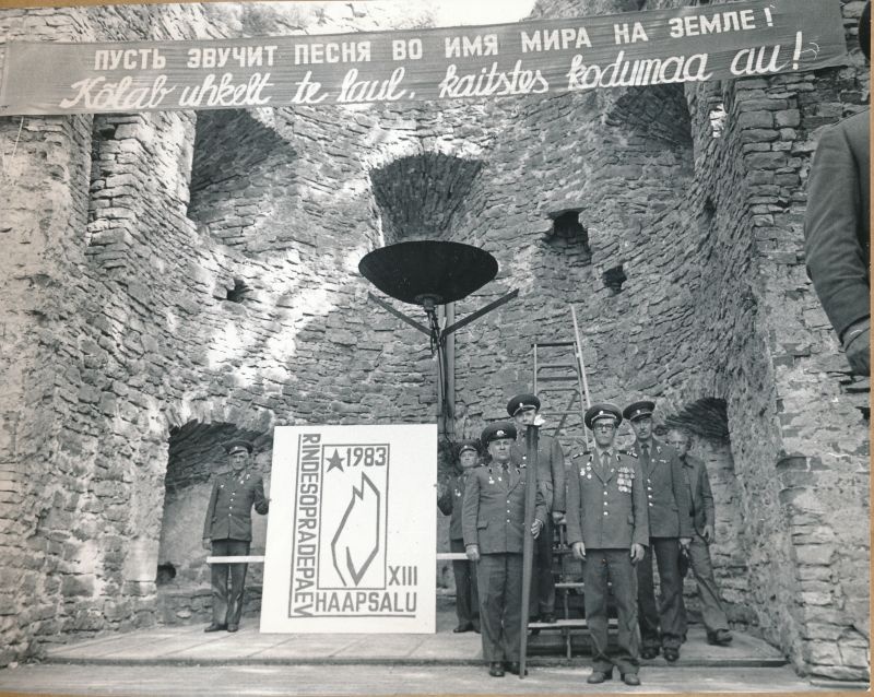 Foto. Sõjaveteranide ansambli Tungal mehed tõrvikuga linnuseõue laval. Asub HM 8294:4 kogus.