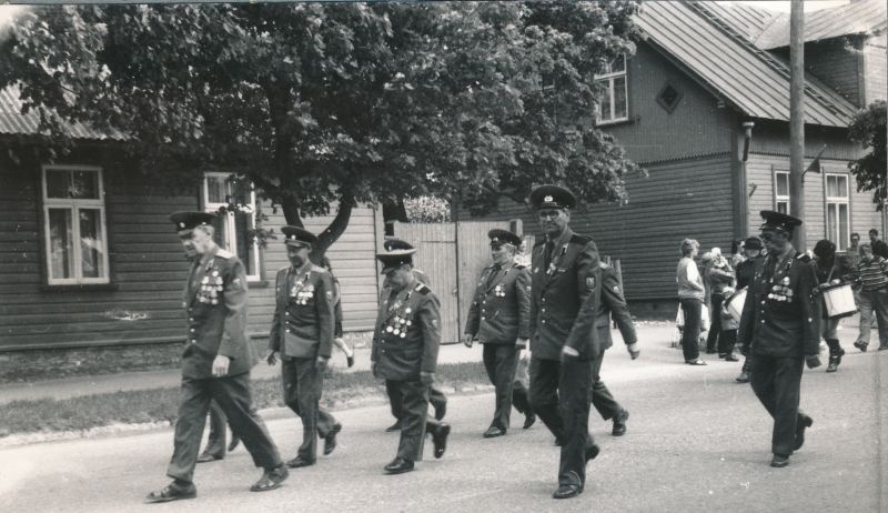 Foto. Sõjaveteranide ansambel Tungal rajooni laulupeo rongkäigus Haapsalu peatänaval. 1985. Asub HM 8294:5 kogus.