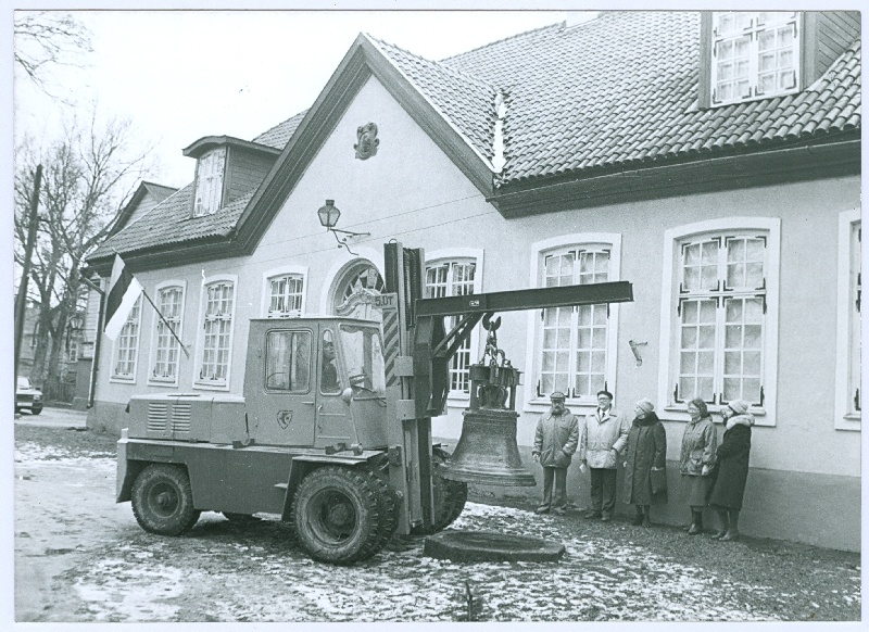 Foto. Haapsalu Toomkiriku kell viiakse tagasi lossitorni 29.11.1990.Vasakult:T.Sõelsepp, I.Taal, J.Liit, A.Veenpere, H.Rääli.