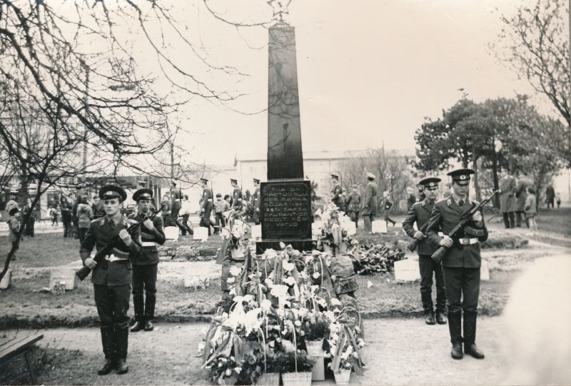 Foto. Auvalve sõjas langenute mälestussamba juures. 1980. Asub HM 8294 kogus.
