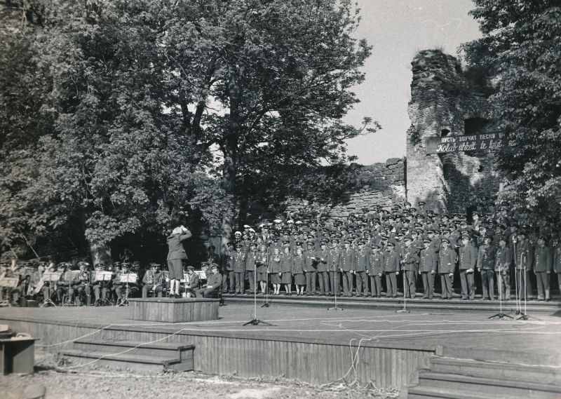 Foto. Sõjaveteranide ansamblite ühislaul linnuse laululaval. Asub HM 8294:4 kogus.