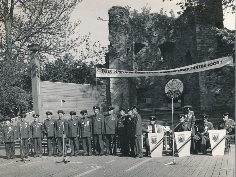 Foto. Sõjaveteranide ansambel Tungal esinemas linnuses Haapsalu laulupeol. Asub HM 8294 kogus.