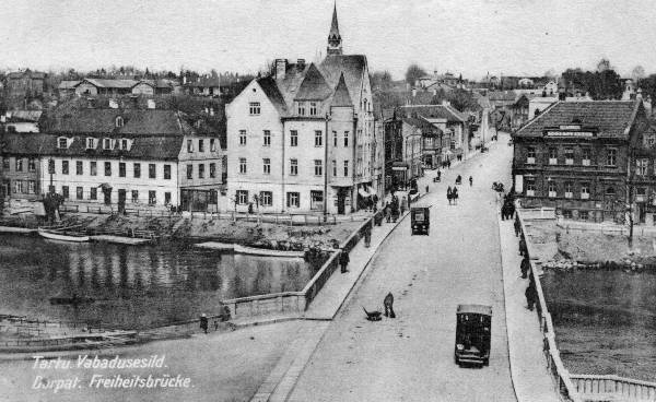 Vene  ja Kalda t, Vabadussild pealtvaates (vaade Emajõe paremkaldalt). Vasakul ärihoone Vene ja Kalda t nurgal (1911, V. Kessler; ehitatud kaupmees Karl Ebergile). Tartu, 1925-1935.