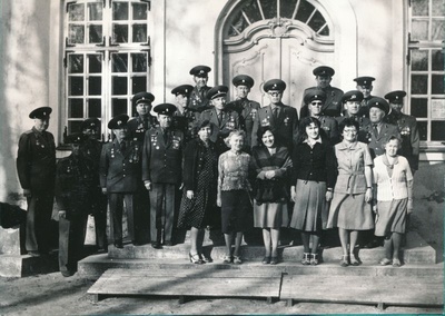 Foto. Sõjaveteranide ansambel Tungal koos muuseumitöötajatega Haapsalu Koduloomuuseumi trepil. 1981. Asub HM 8294:3 kogus.  duplicate photo