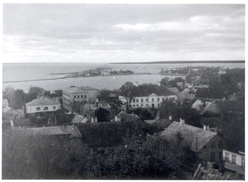 Foto. Haapsalu vaade linnusest Ehte tänavale ja Vasikaholmile. 10.10.1948.