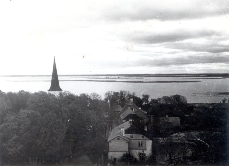 Foto. Haapsalu vaade linnuse tornist Jaani tänava suunas. 10.10. 1948.