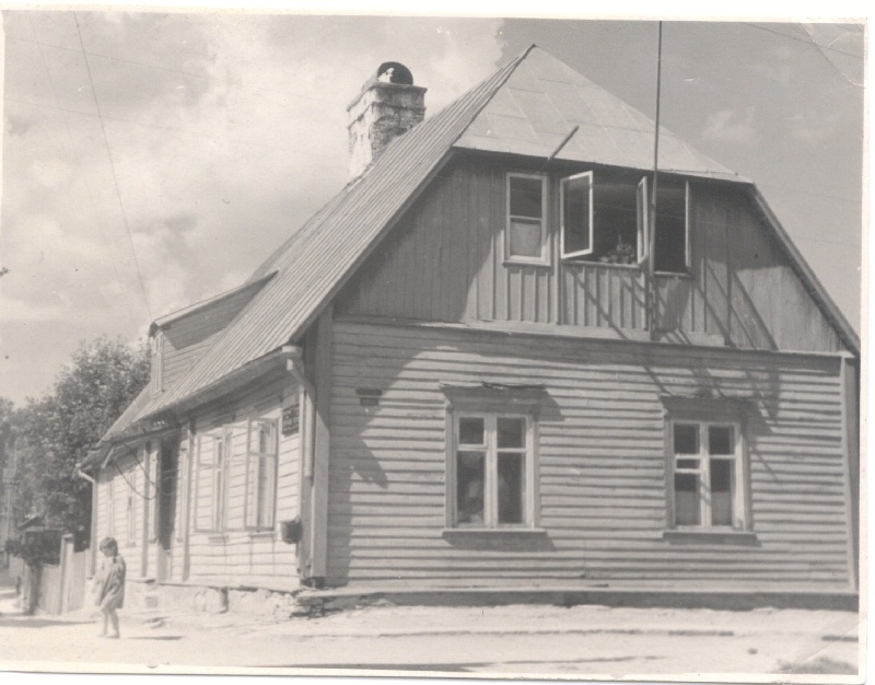 Foto. Nn Peetri maja Haapsalus, Wiedemanni t 2. Maja ees väike tüdruk. 11.06.1948.