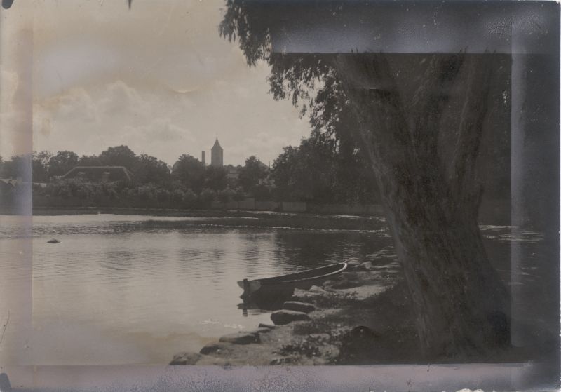 Foto. Vaikne Kallas Haapsalus kalda äärde kinnitatud paadiga. 20. saj algus.