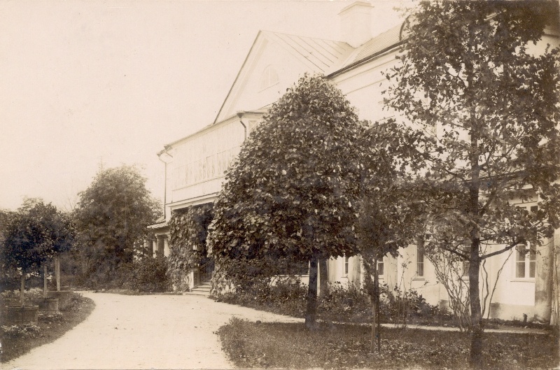 Foto. Krahv De la Gardie loss Haapsalus, esiplaanil haljastus. u. 1900.