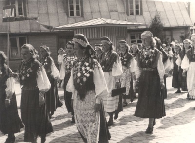 Foto. Läänemaa laulupeoliste rongkäik Haapsalus. Esiplaanil sammuvad rahvariides naised Lihulast. 1947.  similar photo