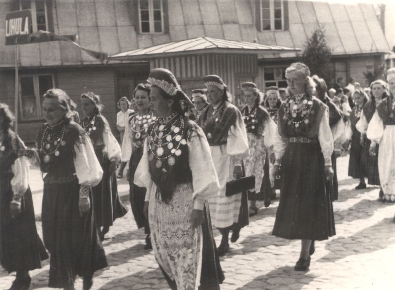 Foto. Läänemaa laulupeoliste rongkäik Haapsalus. Esiplaanil sammuvad rahvariides naised Lihulast. 1947.