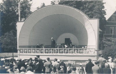 Foto. Üleriikliku merenduspäeva üritus Haapsalus. Kõlakojas kõnelemas William Dampff. 1937.  Albumis HM 8466:1. Kuulunud kapten Harald Dampffile.  duplicate photo