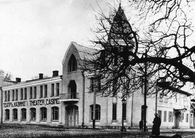 Riia ja Pepleri t nurk: majal reklaamsilt: Theater "Casino".  Pildil Saksa sõjaväevormis mees. Tartu, ca 1941-1944.
( Hoone varasemal ajal tuntud hotellina "Liivimaa".)  duplicate photo