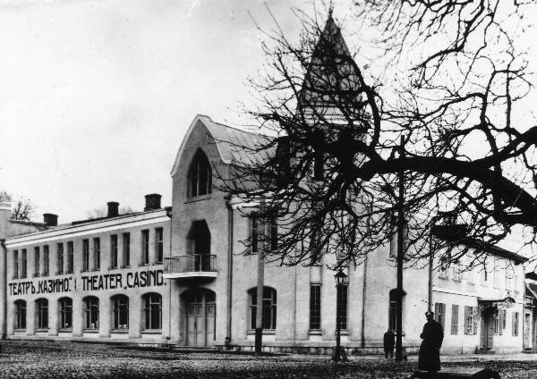Riia ja Pepleri t nurk: majal reklaamsilt: Theater "Casino".  Pildil Saksa sõjaväevormis mees. Tartu, ca 1941-1944.
( Hoone varasemal ajal tuntud hotellina "Liivimaa".)