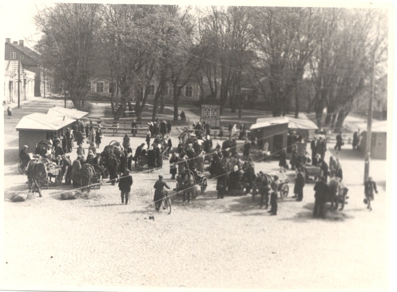 Foto. Haapsalu turg Lossiplatsil. Üldvaade. 7.05.1948.