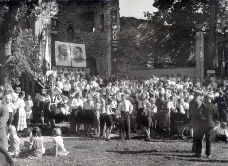 Foto. Haapsalu laulupäev 21.07. 1948 lossiaias. Vaade noori lauljaid täis lavale.