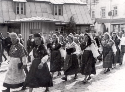 Foto. Läänemaa laulupeo rongkäik Haapsalus Karja t. 5 maja ees. 1947.  similar photo