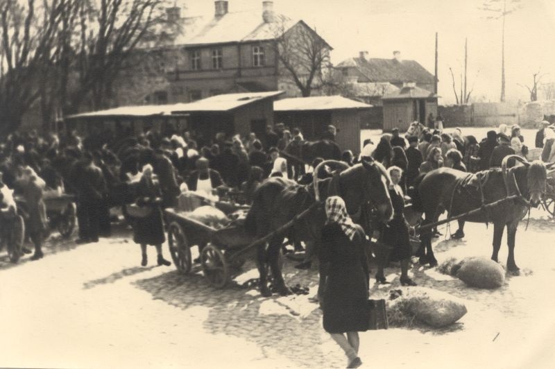 Foto. Kauplemine Haapsalu turuplatsil. Lähivaade. 07.05.1948.
