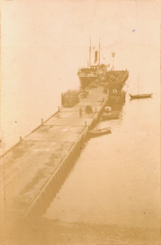 Foto. Haapsalu Uus - Sadam. Vaade rannast sadamakaile auriku ja paatidega. u 1890.