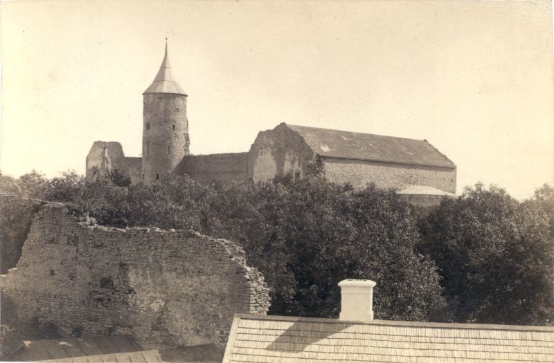 Foto. Vaade Haapsalu lossivaremetele Karja tänavalt. u 1888 - 1889.
