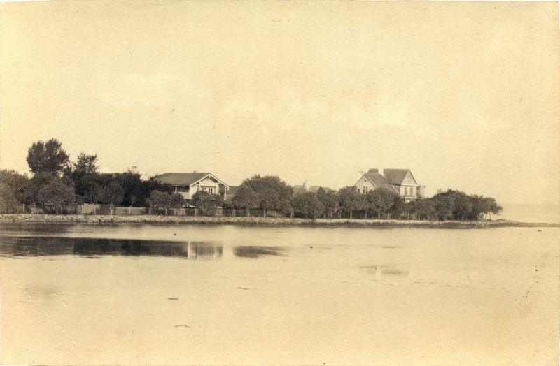 Foto. Haapsalu Vaikne Kallas, vaade üle   Väike  Viigi. Taga majad Vaikne Kallas 4 ja 6. u 1900.