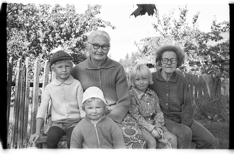 Grupipildil naised ja lapsed, Pedassaare (Lahemaa), Saare (Riso) talu