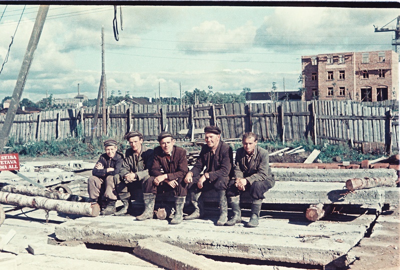 Negatiiv. Ehitusbrigaad