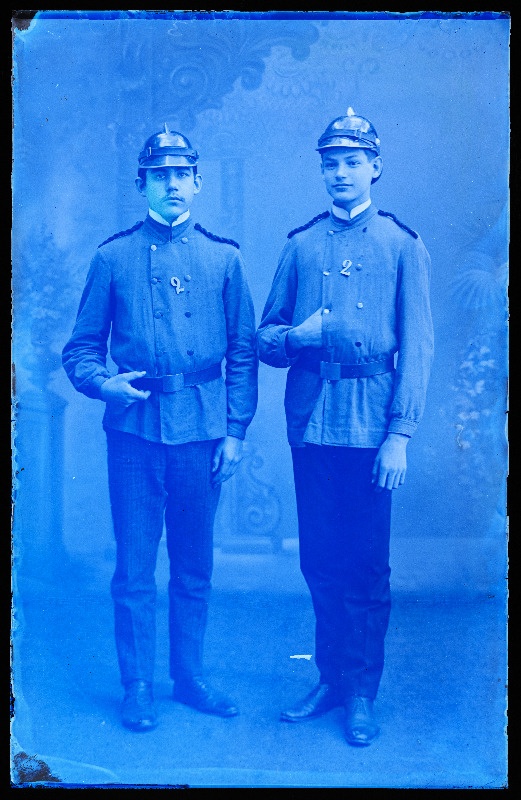 Kaks tuletõrjujat, (foto tellija Hoppen).