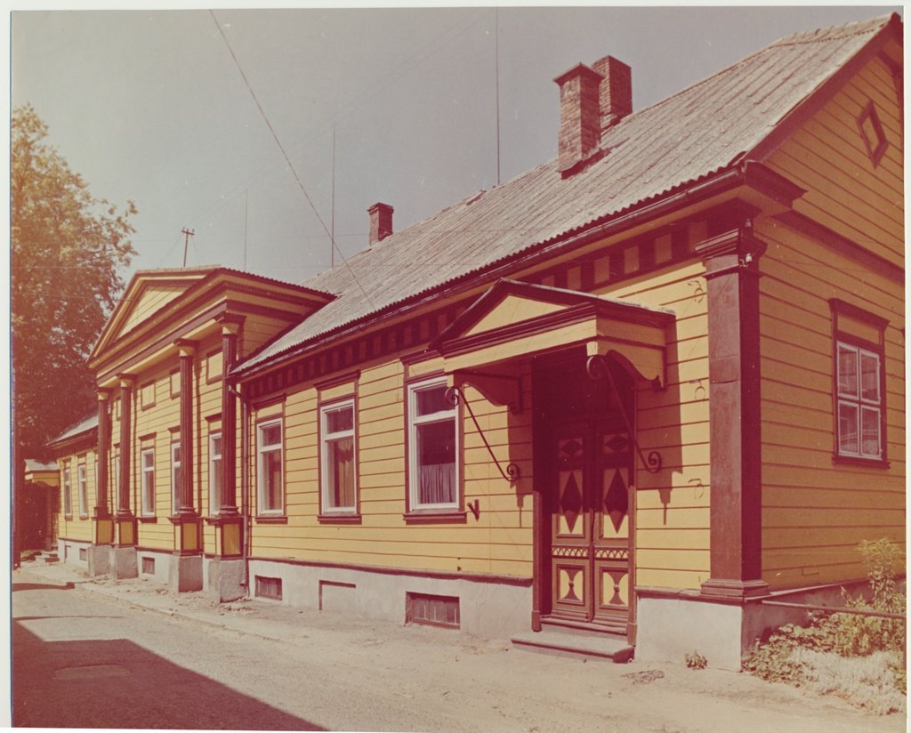 värvifoto, Viljandi, Posti tn 11, õmblustootmiskoondis Baltika, Viljandi tsehh, 1983