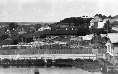 Vaade Meltsi tiigi juurest Meltsi tänavale ja linna küttepuude aiale. Tartu, 1910-1940.  duplicate photo