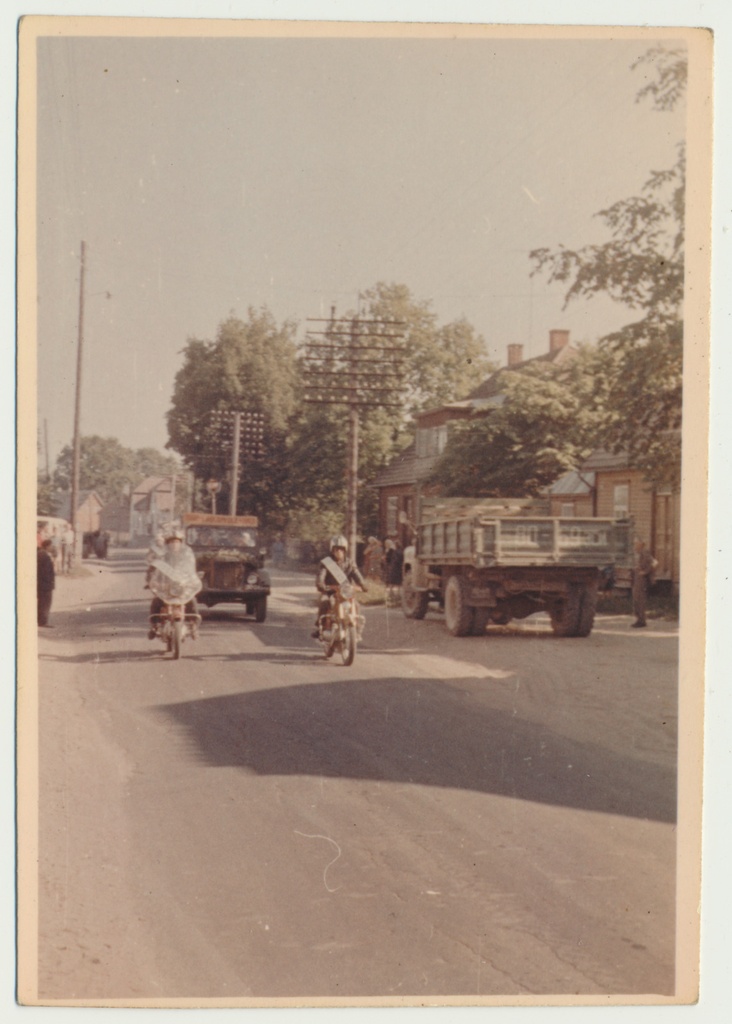 värvifoto, Viljandimaa, Suure-Jaani, 1969. juubelilaulupeo tuli, foto J. Jõeveer