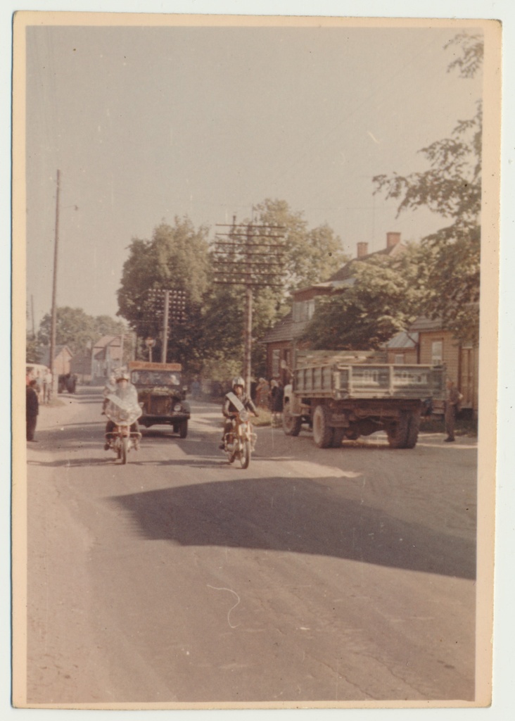 värvifoto, Viljandimaa, Suure-Jaani, 1969. juubelilaulupeo tuli, foto J. Jõeveer