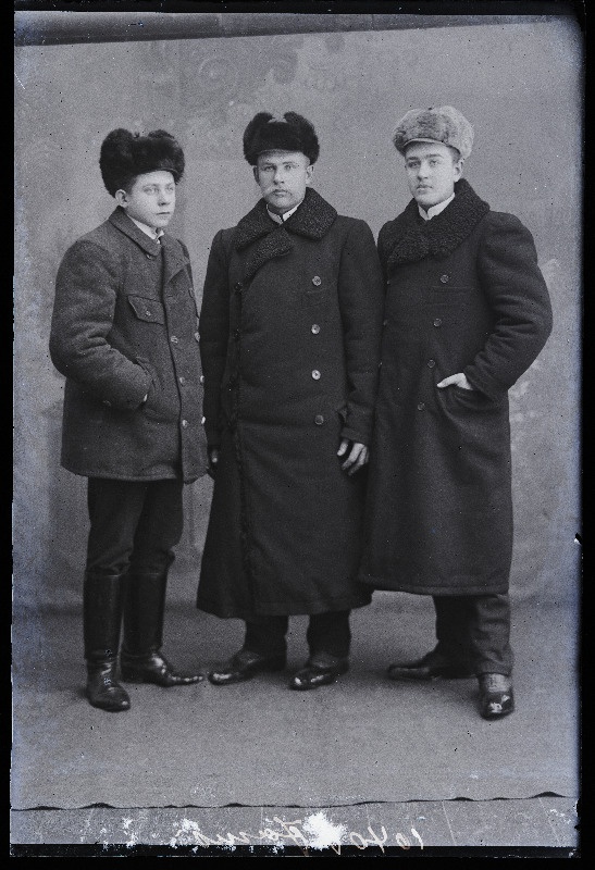 Grupp mehi talvemantlites, (foto tellija Jams).