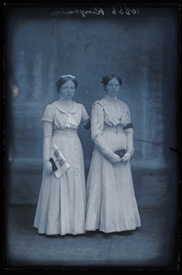 Kaks naist, vasakul Ringsmann.  similar photo