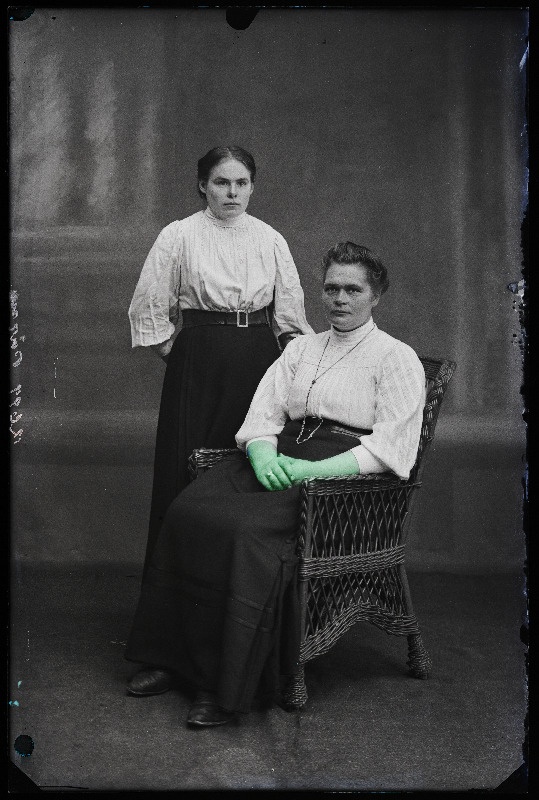 Kaks naist, (foto tellija A. Pärn [Pärna] Abja vallast, Penuja külast).