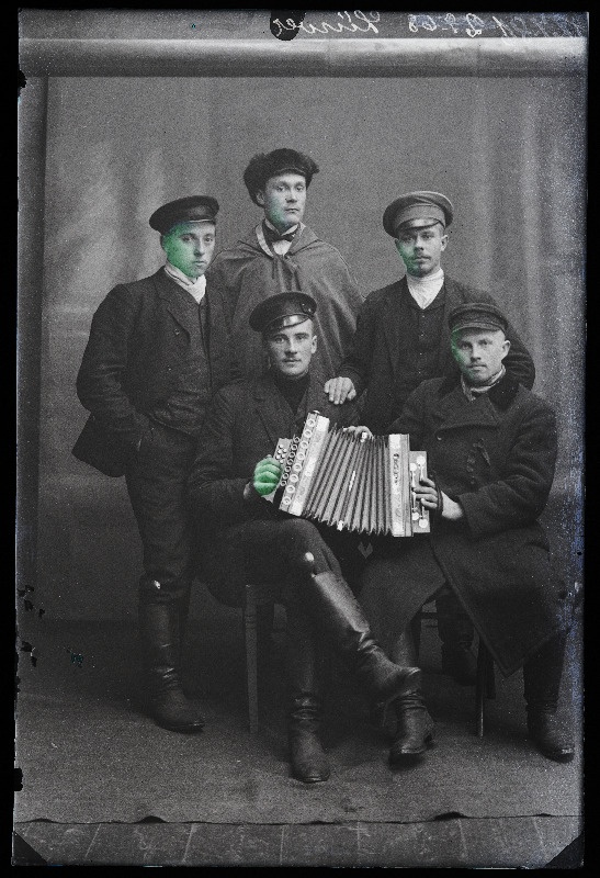 Grupp mehi lõõtspilliga, (foto tellija Liiwer [Liiver]).